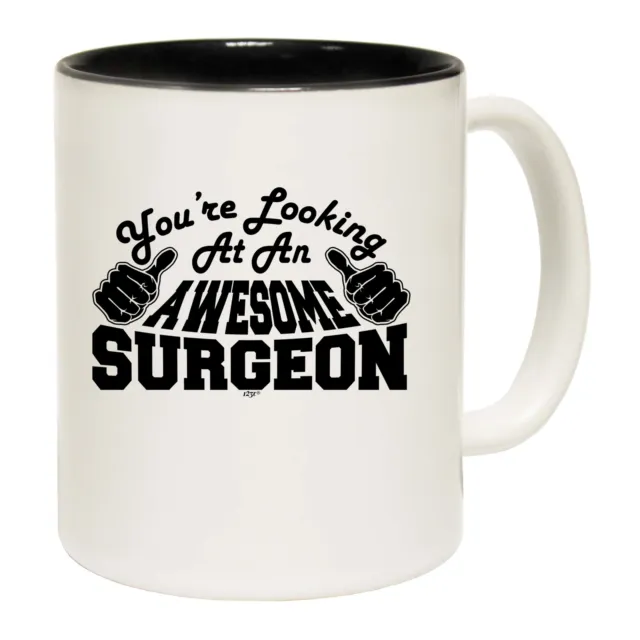 Youre Looking At An Awesome Surgeon - Lustige Neuheit Kaffeetasse Becher - Geschenkverpackung