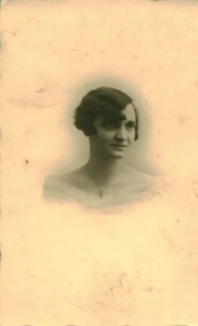 Carte Photo ancienne portrait de femme 1920