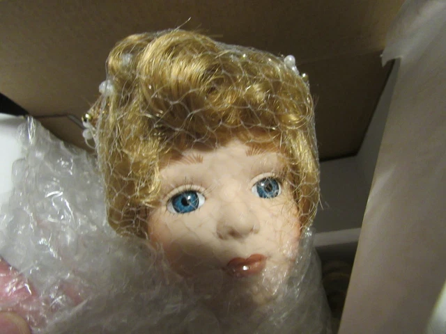 NEW 2002 THE HERITAGE SIGNATURE COLLECTION Porcelain Angel Doll Angelica #80004 2