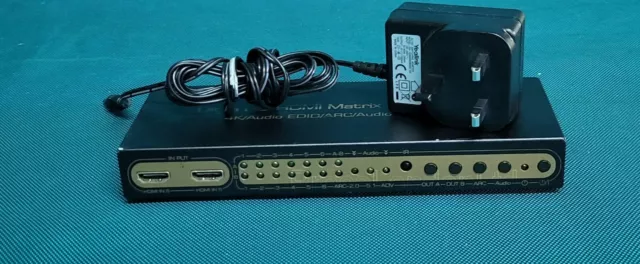 El interruptor de matriz HDMI KanaaN UHD 6x2 viene con adaptador de CA sin control remoto