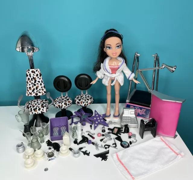 Bratz Stylin' Salon 'N' Spa Playset 2002 MGA Exclusive Dana Doll & Accessories