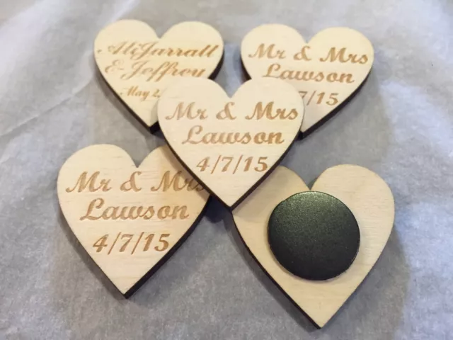 Grands aimants de réfrigérateur en bois personnalisés de 6 cm cœurs gravés faveurs de mariage 2