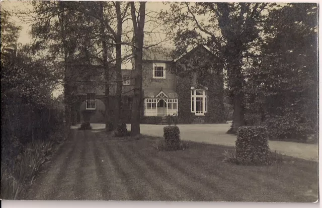 LOVELY OLD R/P POSTCARD - LARGE DETACHED COUNTRY HOUSE C.1928 Location Unknown