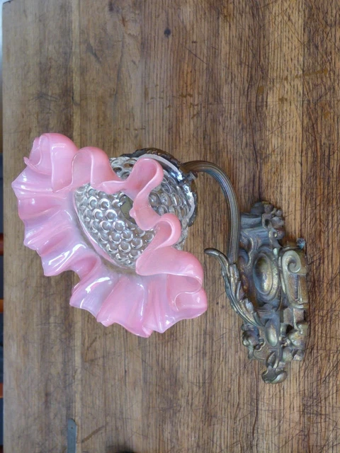 Ancienne applique murale col de cygne en bronze jolie tulipe perlée bordure rose