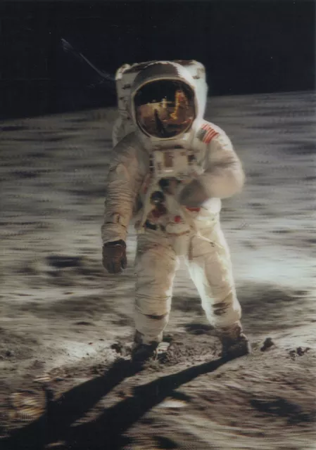 3 -D - Ansichtskarte: Moonwalk - amerikanischer Astronaut läuft auf dem Mond