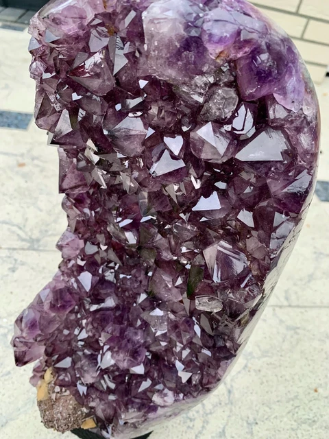 Offene Amethyst Druse, SUPER Amethyst Geode mit Rauchquarz Calcit Pyramide