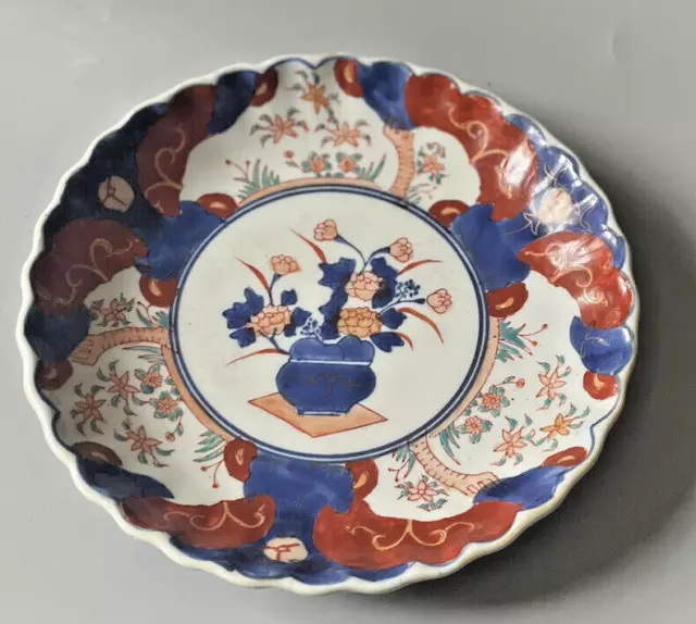 IMARI Japon XIX ème assiette creuse décor au panier camaïeu bleu et rouge