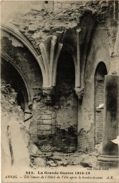 CPA MILITAIRE Arras-Les ruines de l'Hotel de Ville aprés le bombardement(315728)