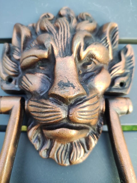 Heurtoir de  porte Tête de Lion, en fonte, patine reflets cuivrés. Style Antique 2
