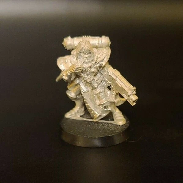 Warhammer 40k Adepta Sororitas: Sisters of Battle - Bolter holding grenade