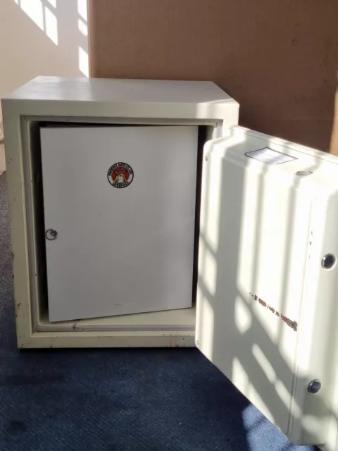 Phoenix Datacare 2000 Series Safe With Key Good Condition 2