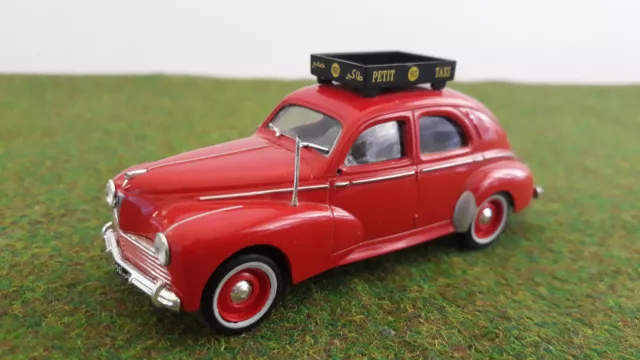 PEUGEOT 203 berline TAXI rouge échel 1/43 ALTAYA voiture miniature de collection