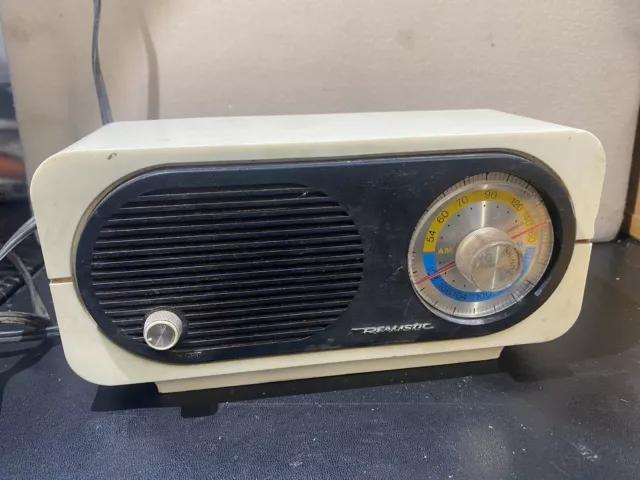 12-687 Realistic AM/FM Radio Tested Works 8 1/2 X 3" Radio Shack Vintage