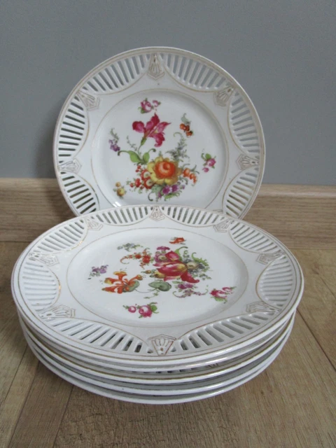Lot De 2 Assiettes Anciennes En Porcelaine – Décor Angelots Et Dorure – Vintage