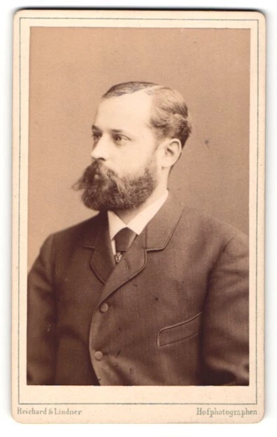 Fotografie Reichard & Lindner, Berlin, Portrait Herr mit Bart & Anzug