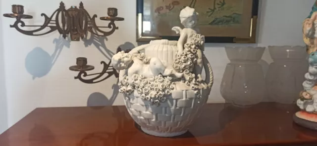 Beau vase ancien en porcelaine biscuit avec des Anges Art Nouveau Austria