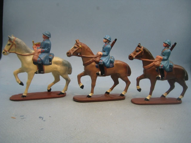 Plomb Creux Cl - Tres Belle Remise En Etat - 10 Soldats Au Defile