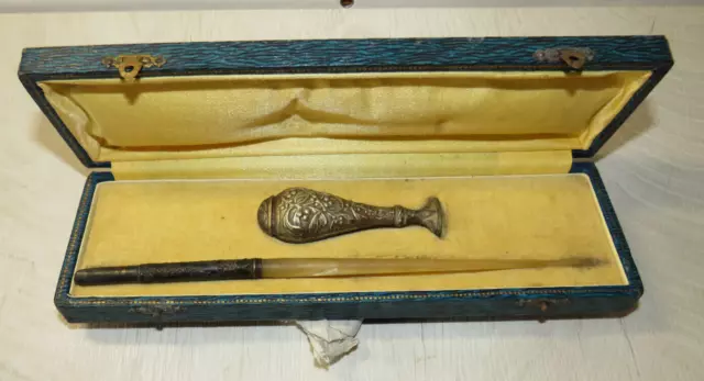 ancien coffret,porte plumes en nacre et métal et sceau  (etain?) dans leur écrin