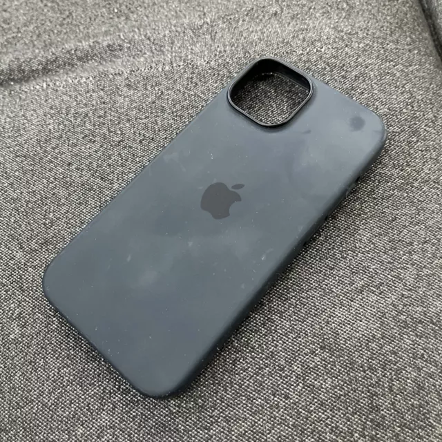 Apple Silicone Case with MagSafe for iPhone 14 Pro - Midnight