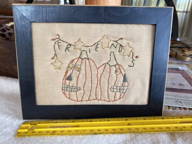 Foto enmarcada bordada hecha a mano calabazas de linternas de Fall Friends jack-o'-lanterns