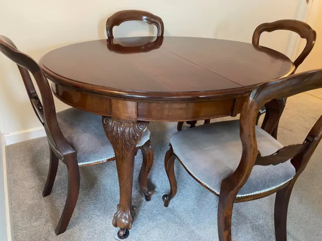 Antique Victorian Mahogany Extending Oval /Round Dining Table