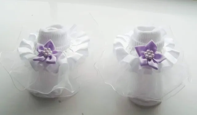 calzini fatti a mano bambina bianco raso fronzolo malva fiore di raso 0-6 mesi