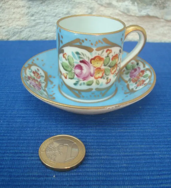 V63 Petite Tasse Litron Porcelaine peinte marque Sevres ancien décor fleur or