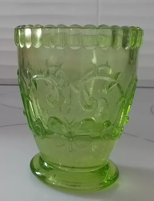 grand verre ou vase ancien en ouraline, verre pressé,  décor de papillon