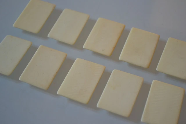 Lot De 9 Anciens Jetons En Os De Bovin Petits Rectangles 3 / 2 Cm Environ