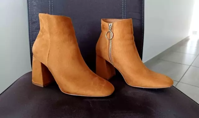 A Voir ! Sublimes Bottines Etat Neuf    " Stradivarius "  Cuir/Daim  Pointure 38