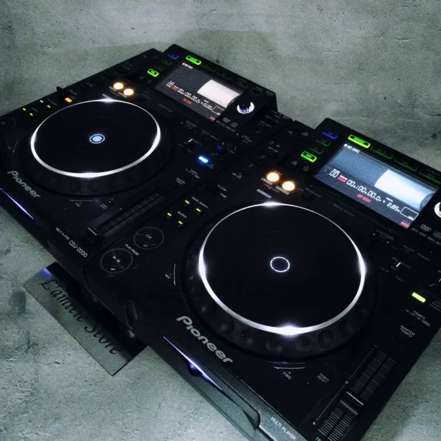 Pair 2x Pioneer CDJ-2000 Professional DJ Multi Player Digital Turntable CDJ2000