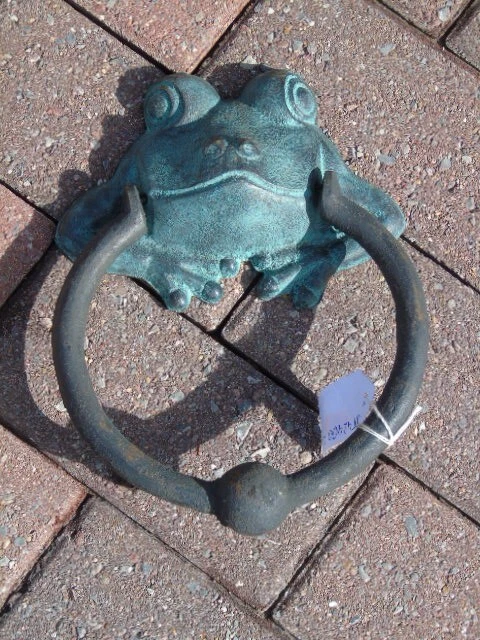 heurtoir , frappe porte en fonte grenouille ,sonnette , nouveau !