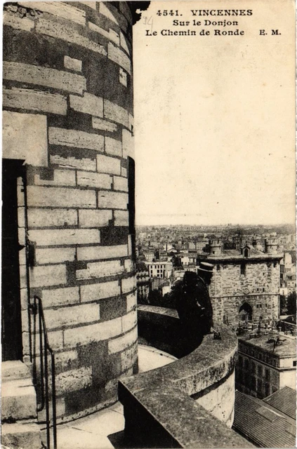 CPA Vincennes sur le Donjon Le Chemin de Ronde (1346962)