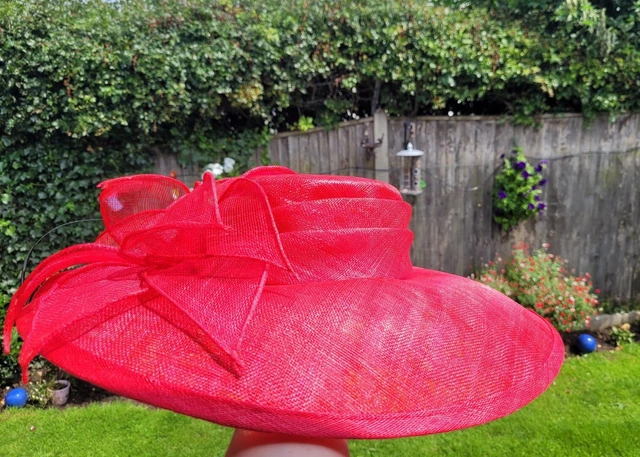 Cappello Debutto Rosso Rosa Piuma Madre Sposa Corse Cocktail Matrimonio Formale