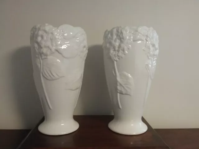 Grande paire vases anciens en barbotine blanche motifs hortensias 36 cm.