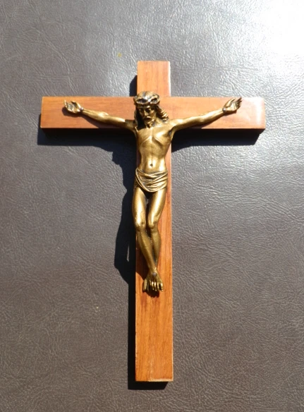Grand crucifix ancien avec un Corpus en bois sculpté et