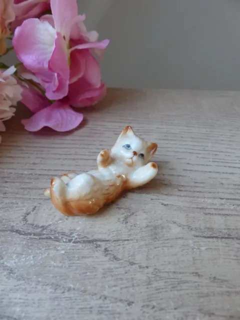 Figurine chaton joueur allongé roux et blanc miniature porcelaine