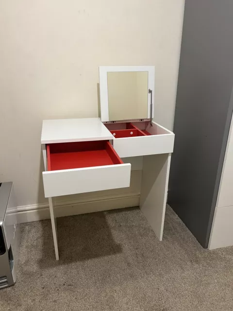 Brimnes makeup on sale table