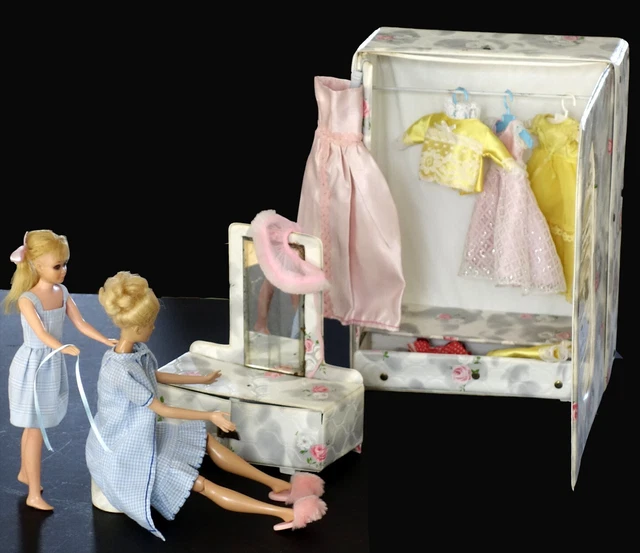 ARMOIRE PENDERIE COIFFEUSE maison poupée vintage et deux Barbie Mattel