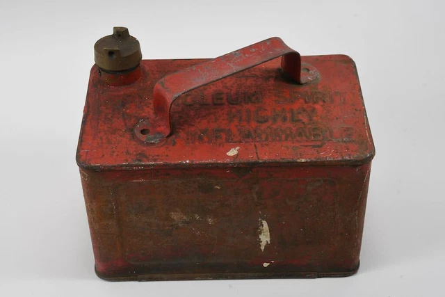 J72E36 - Bote de petróleo antiguo, chapa de hierro