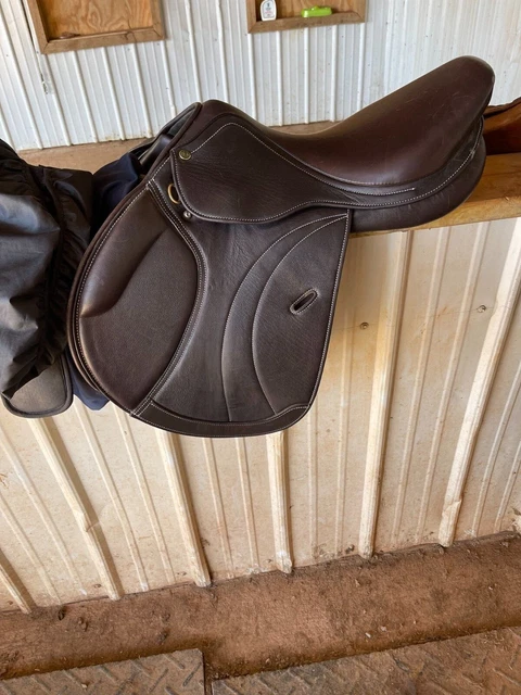 18 inch Henri De Rivel Equipe Close Contact Saddle changeable gullet 18 inch Henri De Rivel Equipe Close Contact Saddle changeable gullet