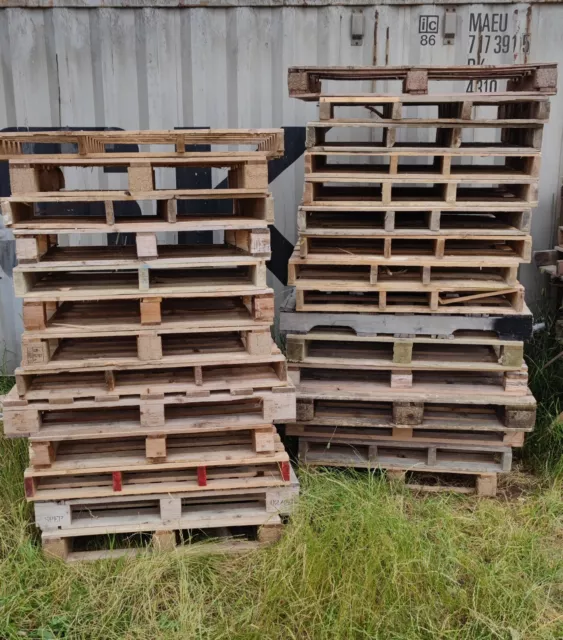 Wooden pallets in various sizes & strengths near Stratford upon Avon