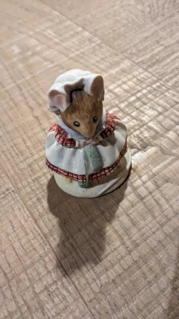 Beatrix Potter Figurine The Old Woman Who Lived in a Shoe Knitting 1983