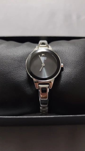 Q&Q Orologio Donna Analogico QB99J208Y - Quadrante Nero, Cinturino In Acciaio Argento, Vetro Minerale, 30m Water Resistant