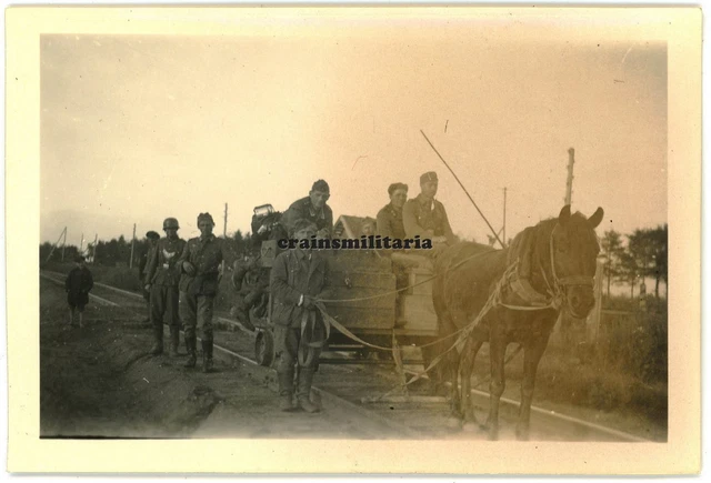 Orig. Foto Feldgendarmerie Gefangene Pferd m. Eisenbahn Draisine Russland Zug