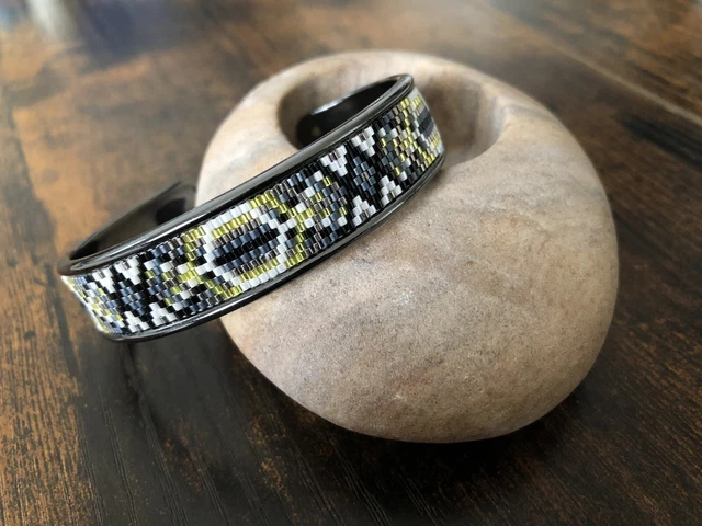 Bracelet manchette bangle tissage perles miyuki et toupies swarovski : bracelet par justine_m_bijoux