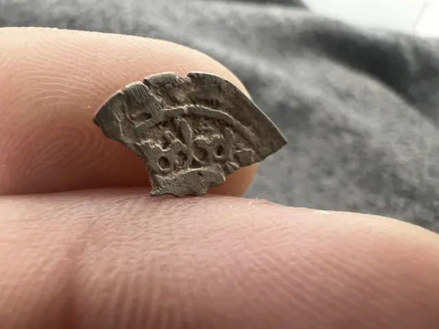 Medieval Unresearched Silver Damaged Hammered Coin. Nice Detail (f25)