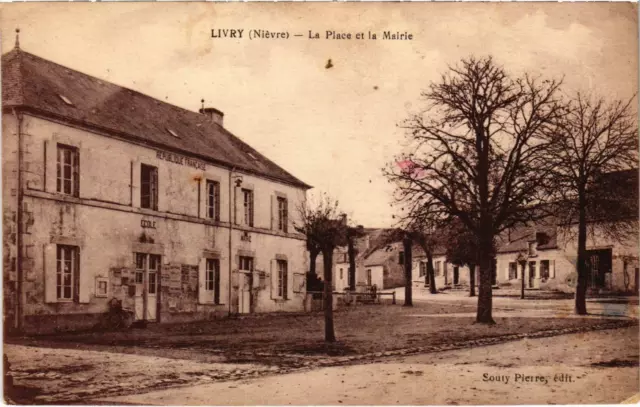 CPA Livry La Place et la Mairie Nievre (100539)