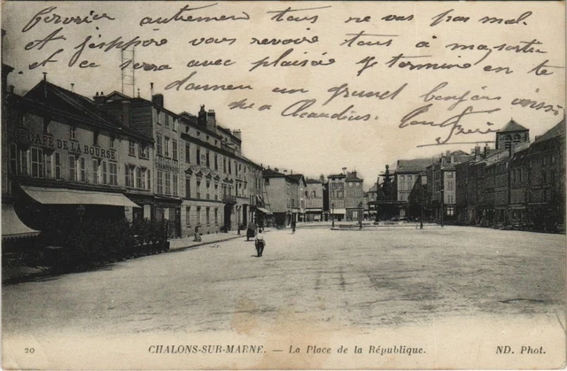 CPA CHALONS-sur-MARNE - La Place de la Republique (126117)