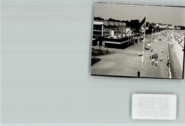 40063656 - 2401 Travelling Beach Promenade Flags